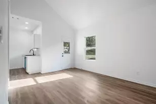 211 W Elm St, Whitewright, TX 75491 - Photo 4