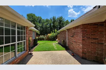 9726 Windy Hollow Drive, Irving, TX 75063 - Photo 28