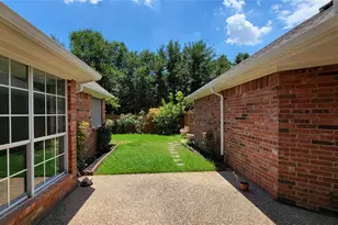 9726 Windy Hollow Dr, Irving, TX 75063 - Photo 28