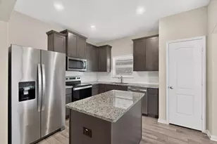 504 Cross Ridge Cir N, Fort Worth, TX 76120 - Photo 2