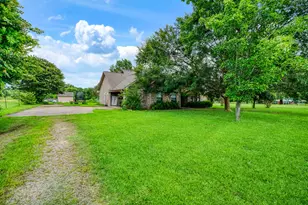 570 N Center, Blossom, TX 75416 - Photo 18