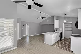 674 W Warrior Trl, Grand Prairie, TX 75052 - Photo 2