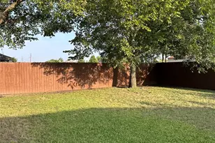 925 Woodcrest Dr, Lancaster, TX 75134 - Photo 2