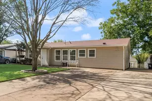 121 Dallas Dr, Euless, TX 76039 - Photo 1