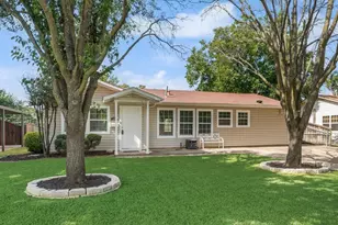 121 Dallas Dr, Euless, TX 76039 - Photo 2