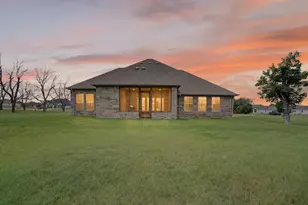 1136 Tremont Ln, Granbury, TX 76049 - Photo 2