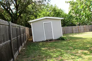 2208 Beverly Dr, Granbury, TX 76048 - Photo 10