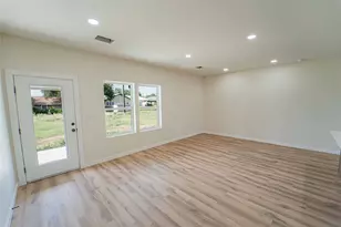614 W Wheeler St, Breckenridge, TX 76424 - Photo 6
