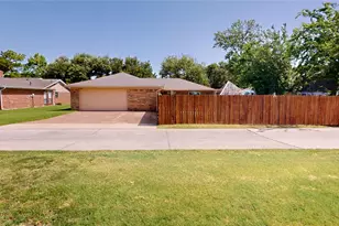 2138 Wellington Dr, Grand Prairie, TX 75051 - Photo 18