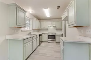 220 Hollywood Dr, Glenn Heights, TX 75154 - Photo 2