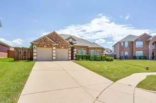 2912 Crystal Way, Grand Prairie, TX 75052 - Photo 2