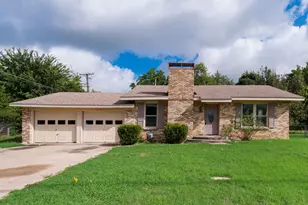 604 Casa Linda St, Ennis, TX 75119 - Photo 1