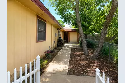 422 17th Street, Grand Prairie, TX 75051 - Photo 2