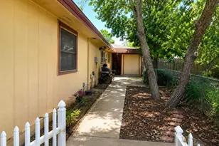 422 17th St, Grand Prairie, TX 75051 - Photo 2