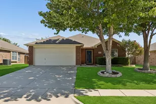 616 Steerman Ct, Saginaw, TX 76179 - Photo 2