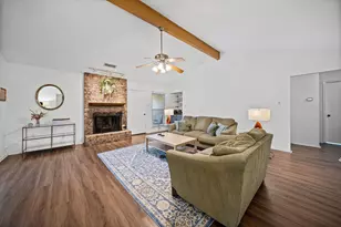 2010 S Arbor Rose Dr, Grand Prairie, TX 75050 - Photo 4