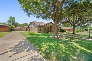 2010 S Arbor Rose Dr, Grand Prairie, TX 75050 - Photo 20