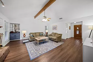 2010 S Arbor Rose Dr, Grand Prairie, TX 75050 - Photo 6