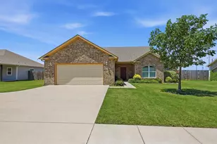 816 E Northside Dr, Pilot Point, TX 76258 - Photo 2