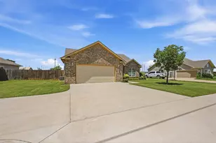 816 E Northside Dr, Pilot Point, TX 76258 - Photo 4