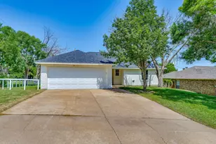 912 Blue Ridge Dr, Burleson, TX 76028 - Photo 2