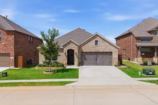3223 Hunters Gln Dr, Aubrey, TX 76227 - Photo 2
