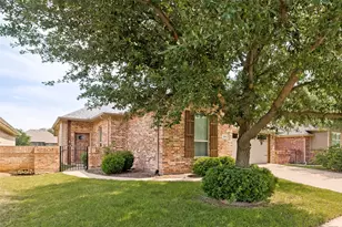 204 Captains Ct, Granbury, TX 76049 - Photo 2