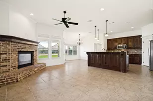 204 Captains Ct, Granbury, TX 76049 - Photo 4