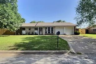 2304 SE 10th, Mineral Wells, TX 76067 - Photo 2