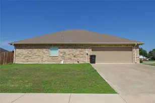318 E 4th St, Lindsay, TX 76250 - Photo 4