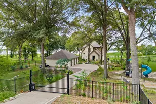 1518 Shoreline Dr, Mabank, TX 75143 - Photo 2