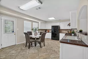 3813 N Eugene Ct, Irving, TX 75062 - Photo 10