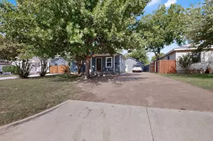 709 SE 2nd St, Grand Prairie, TX 75051 - Photo 4