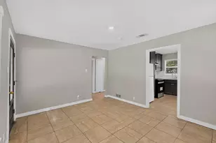 709 SE 2nd St, Grand Prairie, TX 75051 - Photo 8