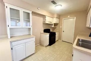 1811 Redwood St, Arlington, TX 76014 - Photo 4