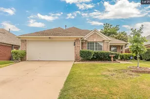210 Madisson Dr, Euless, TX 76039 - Photo 2