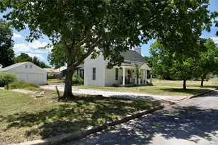 801 Reynolds St, Goldthwaite, TX 76844 - Photo 4