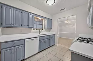828 Haverford Ln, DeSoto, TX 75115 - Photo 4