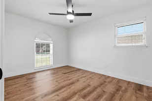 318 NE Michael Dr, Burleson, TX 76028 - Photo 16