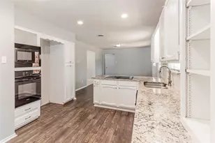 1021 Patricia St, Irving, TX 75060 - Photo 2
