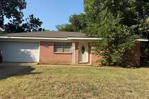 107 SE Harris St, Burleson, TX 76028 - Photo 4