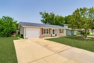 346 Lorna St, Burleson, TX 76028 - Photo 2