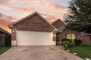 500 Crescent Creek Ln, Fort Worth, TX 76140 - Photo 2