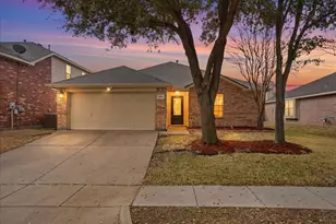 1039 Wood Brook Dr, Grand Prairie, TX 75052 - Photo 2