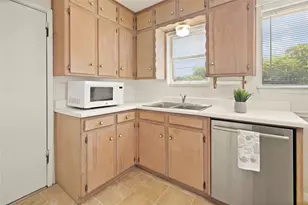 1332 Harrison Ln, Hurst, TX 76053 - Photo 4