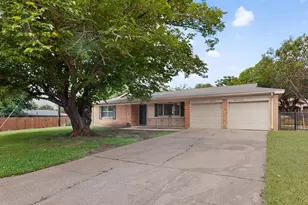 1016 Sproles Dr, Benbrook, TX 76126 - Photo 4