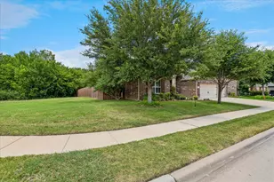 8 Duskview Ln, Edgecliff Village, TX 76134 - Photo 2