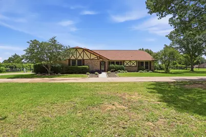 1701 N Saint Charles Avenue, Pilot Point, TX 76258 - Photo 4