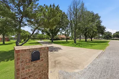 1701 N Saint Charles Avenue, Pilot Point, TX 76258 - Photo 2