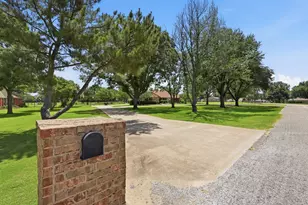 1701 N St Charles Ave, Pilot Point, TX 76258 - Photo 2